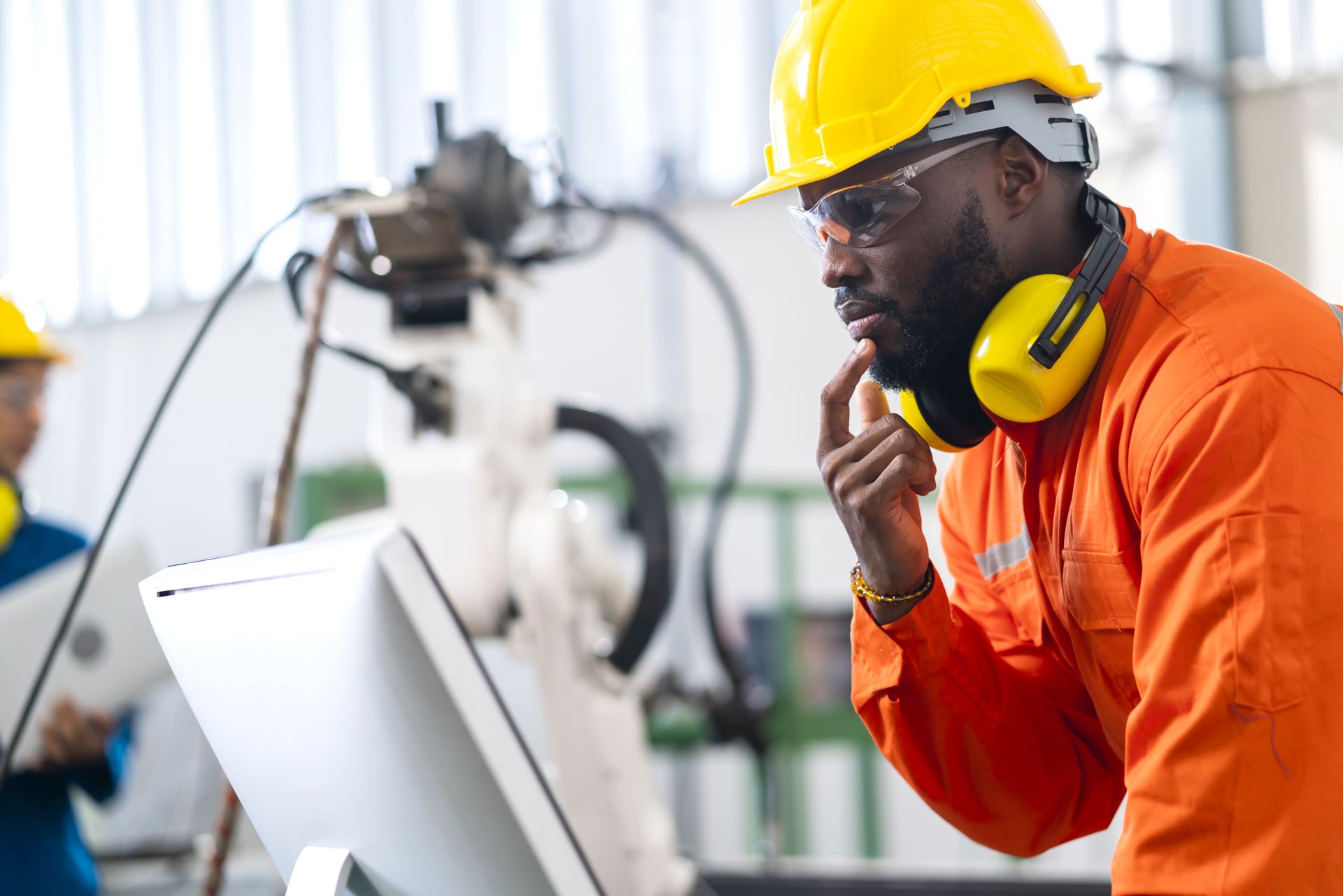Technicien analysant une machine industrielle
